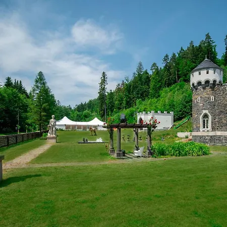 Hrad Kunzov Glamping & & Restaurant * Přerov