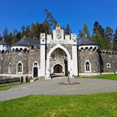 Hrad Kunzov Glamping & & Restaurant Prerov